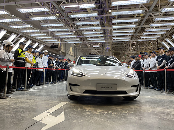 特斯拉上海工厂首批15辆国产model3交付员工车主